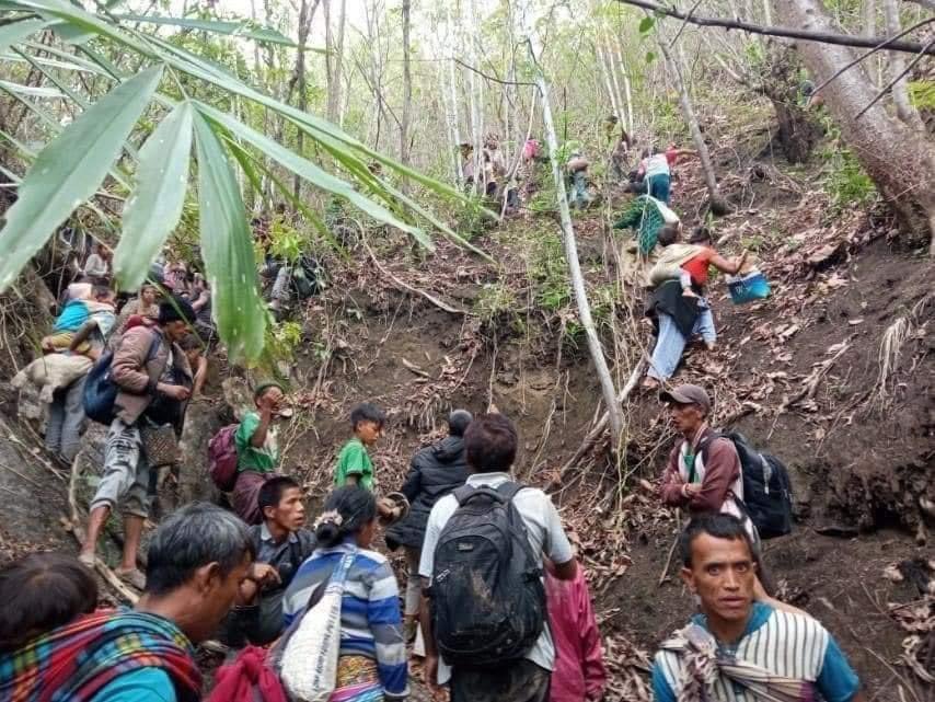 soezeya's tweet photo. Chin IDP are seen in the jungle near Thantlang, Chin state on June 9. Photo from Chin World News. #WhatsHappeningInMyanmar https://t.co/VC5M9Yrt3S
