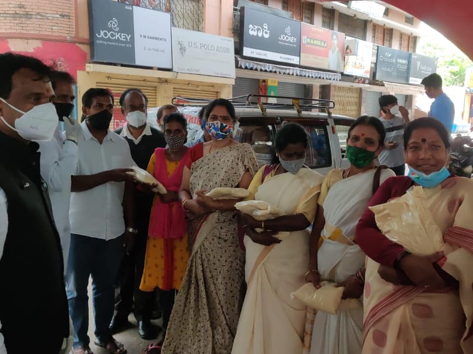 MANJUREDDYc's tweet photo. Today distributed rice in Cox Town by Indiranagar Block Youth Congress..
Regards
Manjunath Reddy
Indiranagar Block Youth Congress President.
#sosiyc #soskpycc #indiranagarblock #iycbangalorecentral #youthcongressindiranagarblock #SOSIYC #cvramannagarassembly #KPCC #Karyakartha https://t.co/VbWeIJUxAe