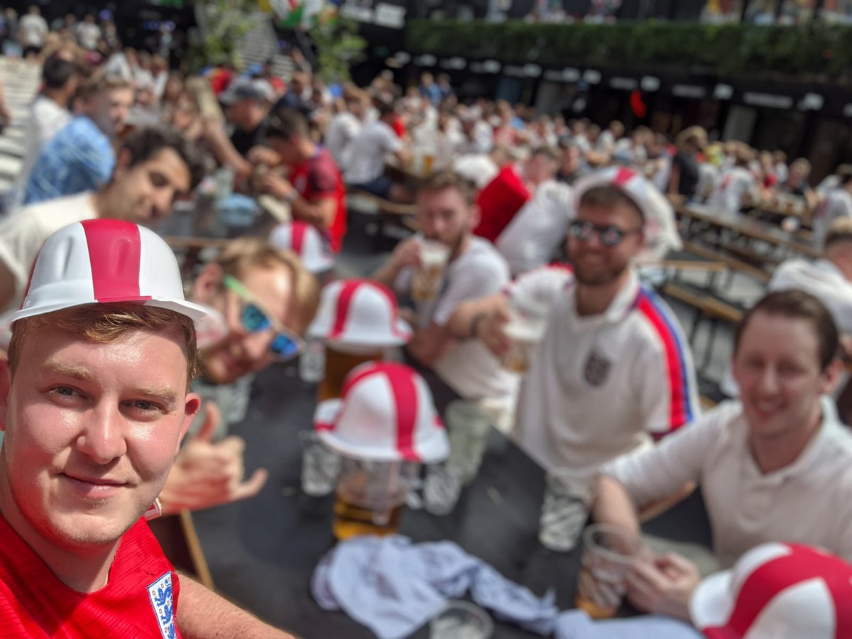 ryanmarner's tweet image. Took a sweet selfie with me and my mates... @BoxparkCroydon #Euro2020