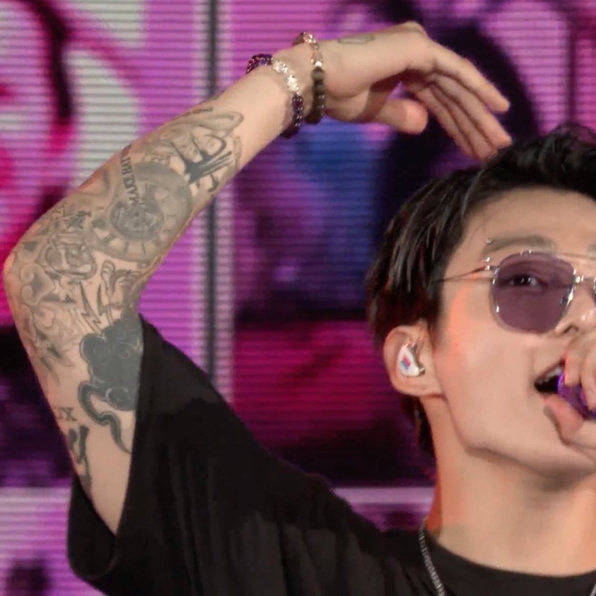 rockstarJKK's tweet photo. HIS TATTOOS ARE SO PRETTY. https://t.co/jtCgp1UMpg