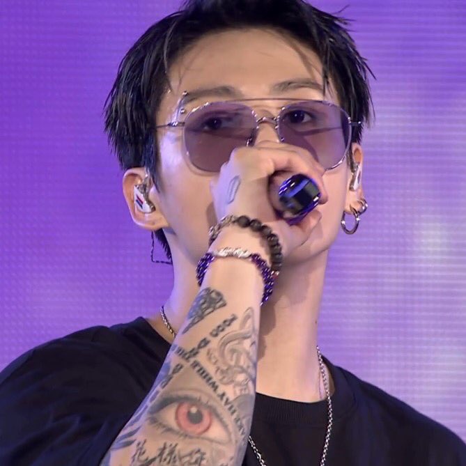 rockstarJKK's tweet photo. HIS TATTOOS ARE SO PRETTY. https://t.co/jtCgp1UMpg
