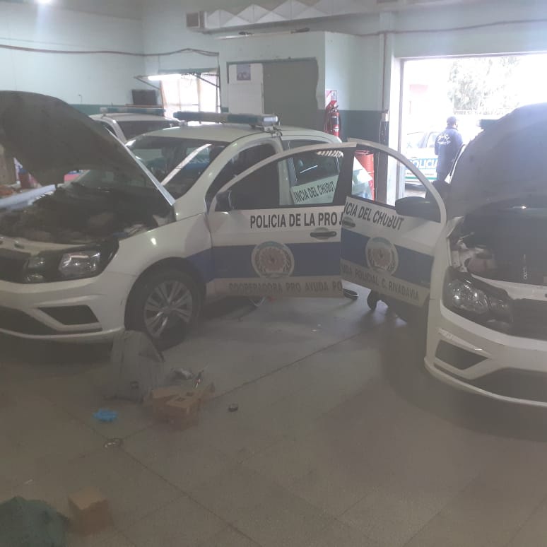 SSIeICChubut's tweet photo. #Importante
#InstalacióndeGPS.

Se instalaron GPS en los moviles policiales de las juridicciones #Rawson, #Playaunion, #Trelew y #PuertoMadryn, hoy se continúa en #ComodoroRivadavia y  próximamente  en #Esquel en ésta primer etapa.

#MasSeguridad
@MinSegChubut 
@gobiernochubut https://t.co/e6GDQOyCNf