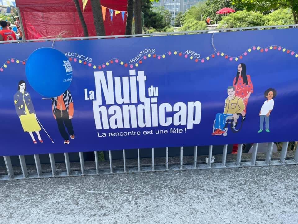 Se mettre dans un fauteuil et affronter les obstacles des trottoirs, apprendre le Braille sous forme de jeux, voir des handicapés danser, boxer… 
Journée généreuse avec la participation de nos Ellipsiens Racing hockey sur gazon @