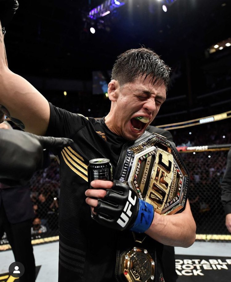 figuerasports's tweet photo. #BrandoMoreno hace HISTORIA al ser el primer Mexicano (nacido en México) en ser Campeón en la #UFC, le arrebató en un gran combate el título de peso mosca al gran brasileño, Deiveson Figueiredo, en hora buena para el peleador azteca! #Orgullo_  👊🏽#HechoEnMéxico🇲🇽 

#UFC263 https://t.co/jru3h4wgn0
