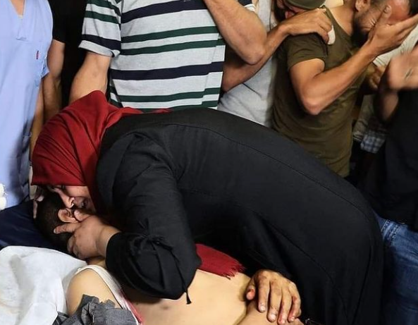 AliMaadsoft's tweet photo. #Palestine || The mother of the 15 years old child Mohammad Hamayel, gives her son a farewell look during his farewell in the hospital. The child Mohammad was shot dead by Israeli occupation forces in the village of Beita near Nablus today. https://t.co/L3aFgmx76V