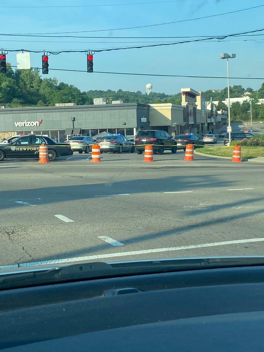 Just in: Suspect shot at Newport Plaza after leading officers on pursuit through NKY. 

Here's what we know:
fortthomasmatters.com/2021/06/suspec…