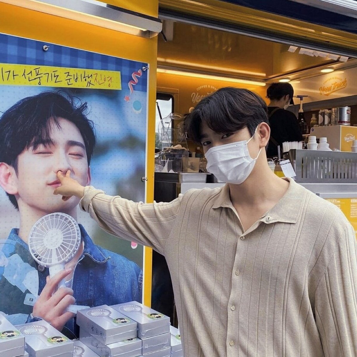 pjylocal's tweet image. dorky park jinyoung back at it again