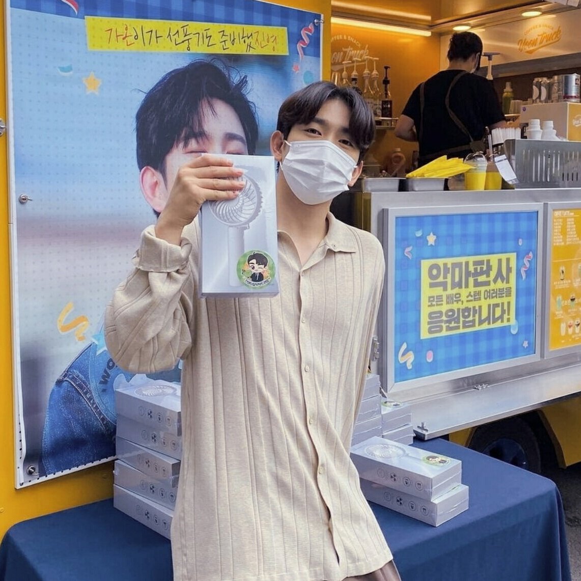 pjylocal's tweet image. dorky park jinyoung back at it again