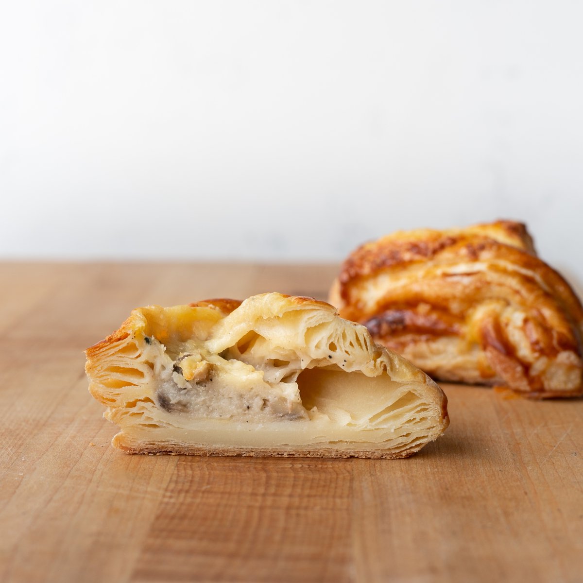 This is our #glutenfree #mushroom #bechamel pastry
Simple but very delicious, creamy and saucy.
Made with our homemade bechamel sauce and pan fried mushrooms then topped with barbers vintage cheddar
#savorypastry #glutenfreelife #coeliacfoodie #glutenfreefoodie #coeliacfoodie