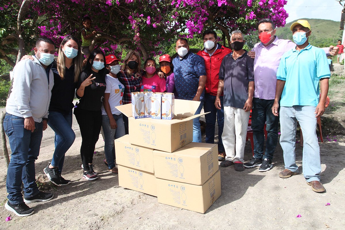 _LaAvanzadora's tweet photo. Entregamos luminarias para el sector Yerbabuena, ubicado en el municipio #Acosta en la vía nacional hacia #Caripe. 

@GobMonagas_ https://t.co/rhfaZmqqY2