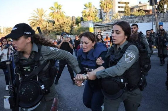 AliMaadsoft's tweet photo. IOF arrest Al-Jazeera correspondent Guevara Al-Budairi while conveying the truth from Sheikh Jarrah in #Jerusalem 🇵🇸✌️ https://t.co/gJVWd4CV9j