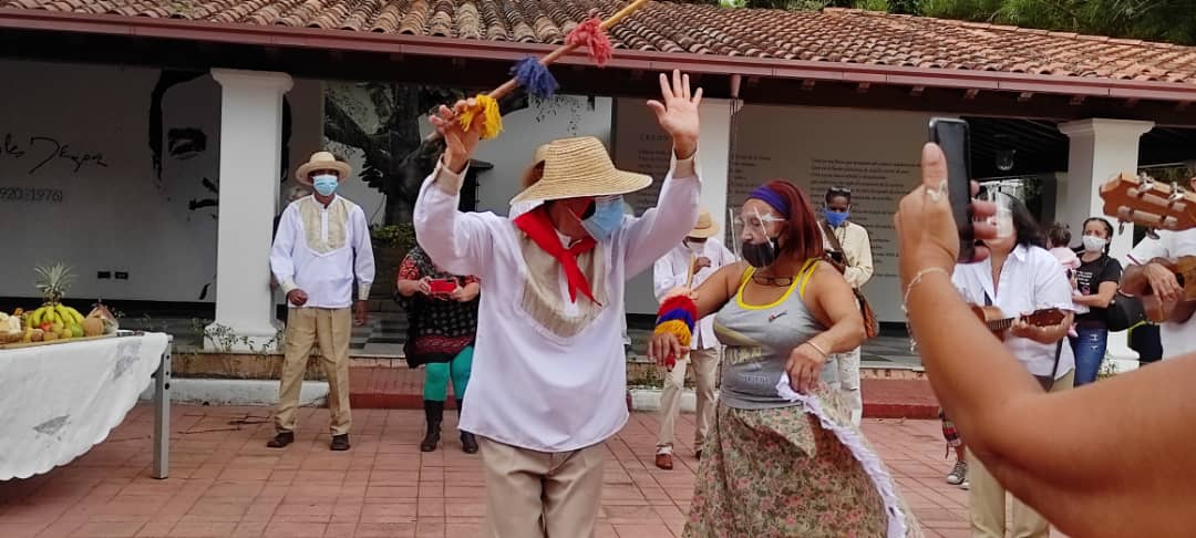 #EnFotos📸| Con música y baile💃se celebra Día del Tamunangue Larense en honor a San Antonio de Padua, desde la <a href="/Casona_Cultural/">Casona Cultural Aquiles Nazoa</a> en compañía del ministro <a href="/VillegasPoljak/">Ernesto Villegas Poljak</a> y el presidente de la #FCNM <a href="/Ali_AlePrimera/">Ali Alejandro Primera</a>.

#BidenDesbloqueaLasVacunas
<a href="/kvmillan/">Karen Victoria Millán</a> <a href="/MaGaby/">María Gabriela Rodríguez Giménez</a> <a href="/VeMisionCultura/">Misión Cultura</a>