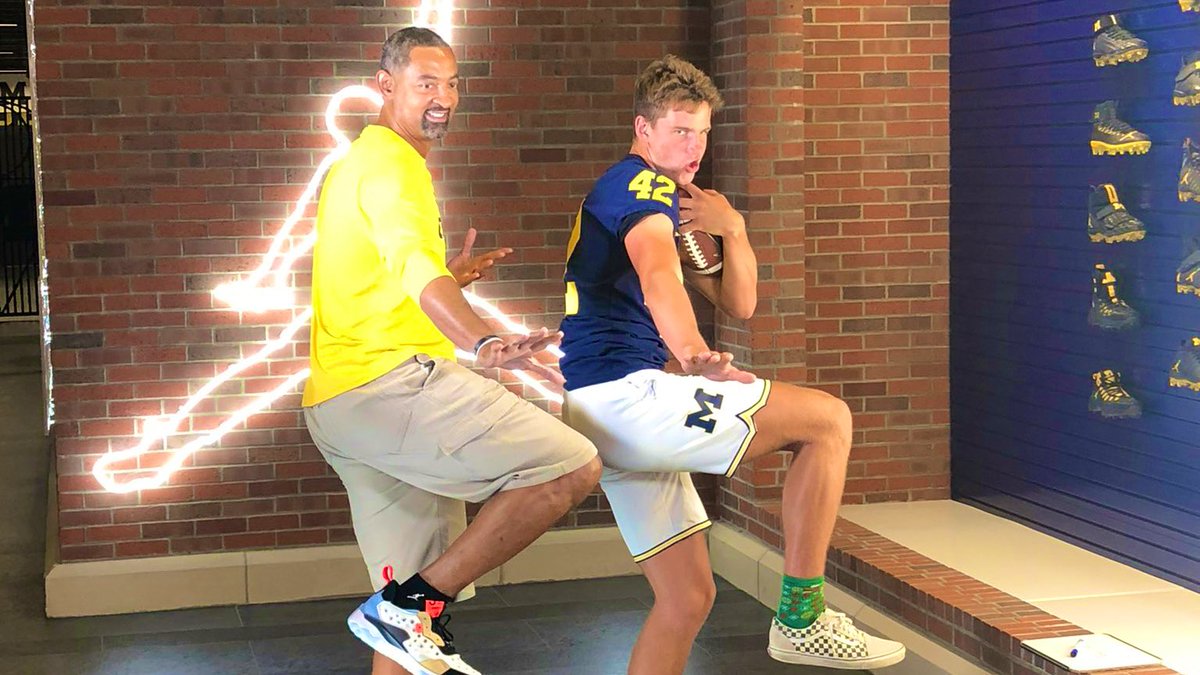EJHollandOn3's tweet photo. Dual-sport athlete? 👀🏀🏈

Juwan Howard and hoops signee Will Tschetter hit the Heisman #GoBlue https://t.co/Yt4EH4pP4R