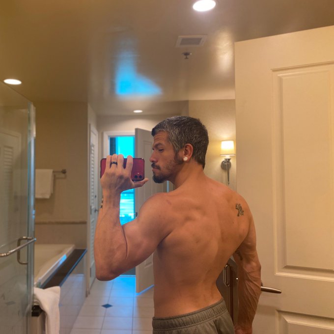 Hella back* at-cha https://t.co/Ua2giTZ8uI<a href="/tag/physique"class="tags"><span>#physique</span></a>