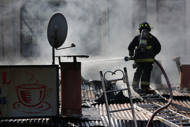 Una cafeteria al interior del Hospital Barros Luco, sfurio un incendio sin dejar lesionados, el siniestro ya fue controlado por bomberos. Marcelo Hernandez/Aton Chile @PublimetroChile @24HorasTVN @Emol @ElMercurio_cl @Cooperativa @puranoticia