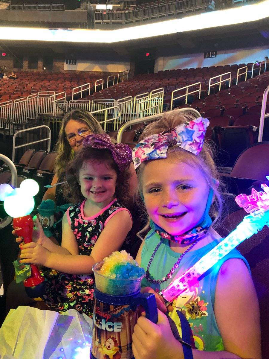 whitvernia's tweet photo. #DISNEYONICE @INTRUSTarena https://t.co/rLMveeVXW0