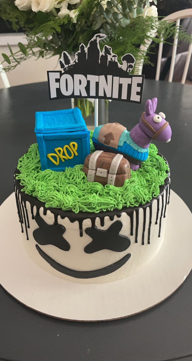 kjohnson5774's tweet photo. My sister killed it making this birthday cake for Noah #fortnite https://t.co/G2Dw7ijJgR