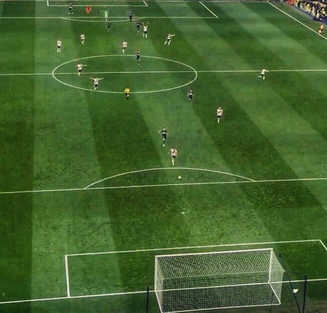 Ésta imagen del tercero del Pity en Madrid es de las más espectaculares. Hay que detenerse en cada jugador, cada gesto, cada corrida, dos arqueros juntos. Todavía no había sido gol y ya estaban festejando... River campeón de América contra su eterno rival. Historia.