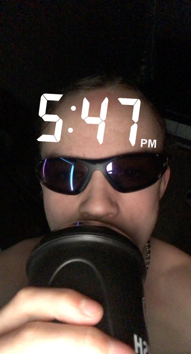 Mamma sagði ekki “ekki drekka amino eftir klukkan 2 á daginn átt aldrei eftir að sofna”😈😈