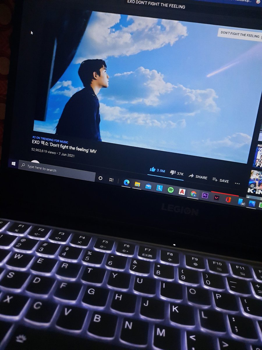 _erxixi's tweet photo. LESS THAN 50K TIL 53M🔜 KEEP STREAMINGGG
#DONT_FIGHT_THE_FEELING #TeamSolar_EXOLay #EXO @weareoneEXO https://t.co/GLnPgBN2Nx https://t.co/kZxWkQfbjo