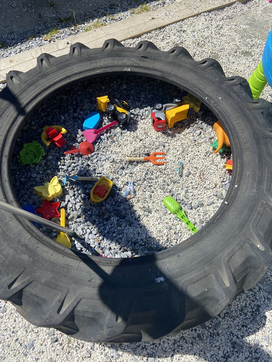 sammycsneddon's tweet photo. @Wpsnursery2 could you guys make use of this tractor tyre? Georgies dad can drop it off before end of term x https://t.co/8f7Exgg3e1