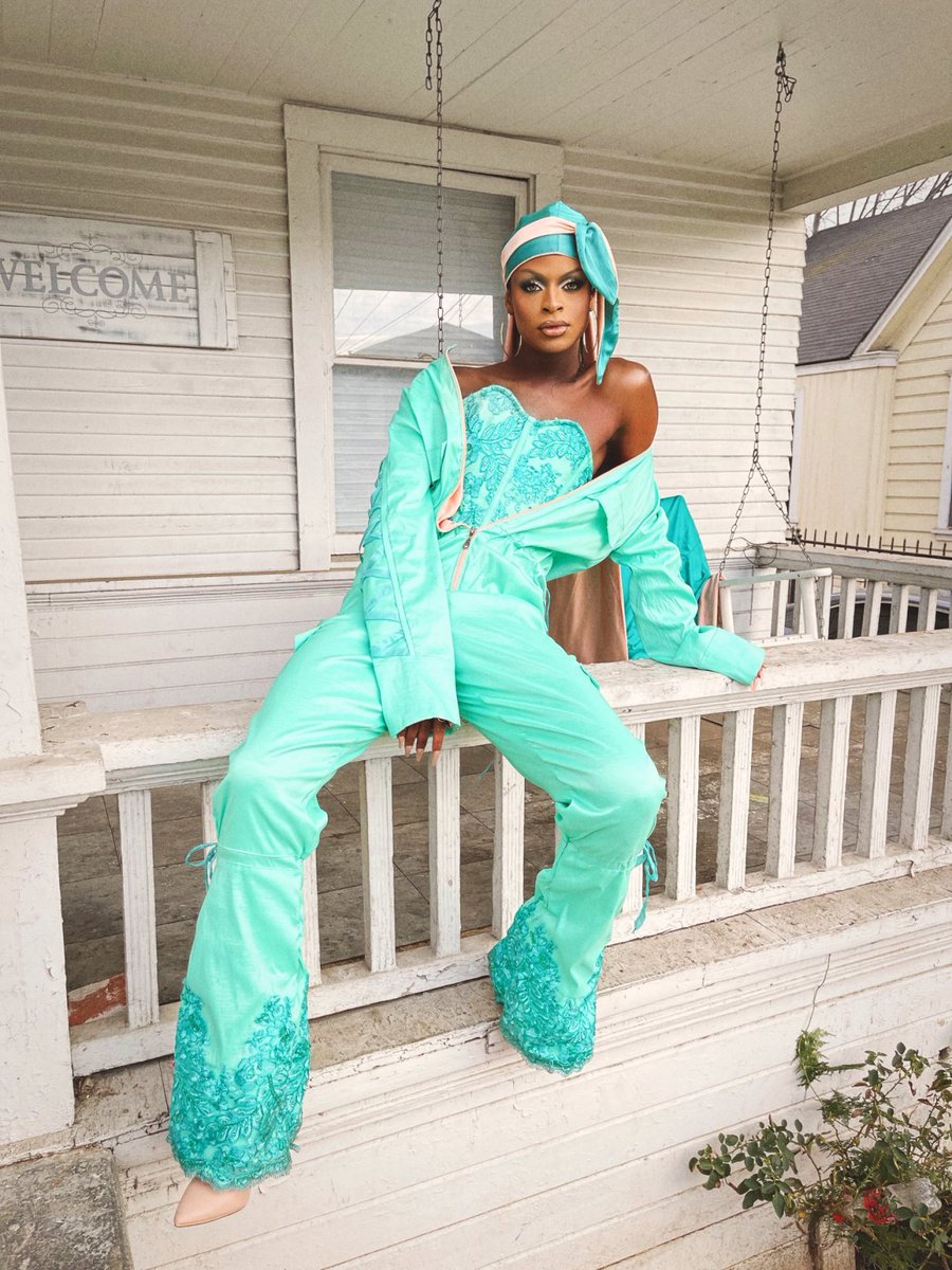 “I had to learn to love my Blackness, my Queerness, Myself.” <a href="/the_symonee/">Symone</a> nytimes.com/2021/06/05/sty…
