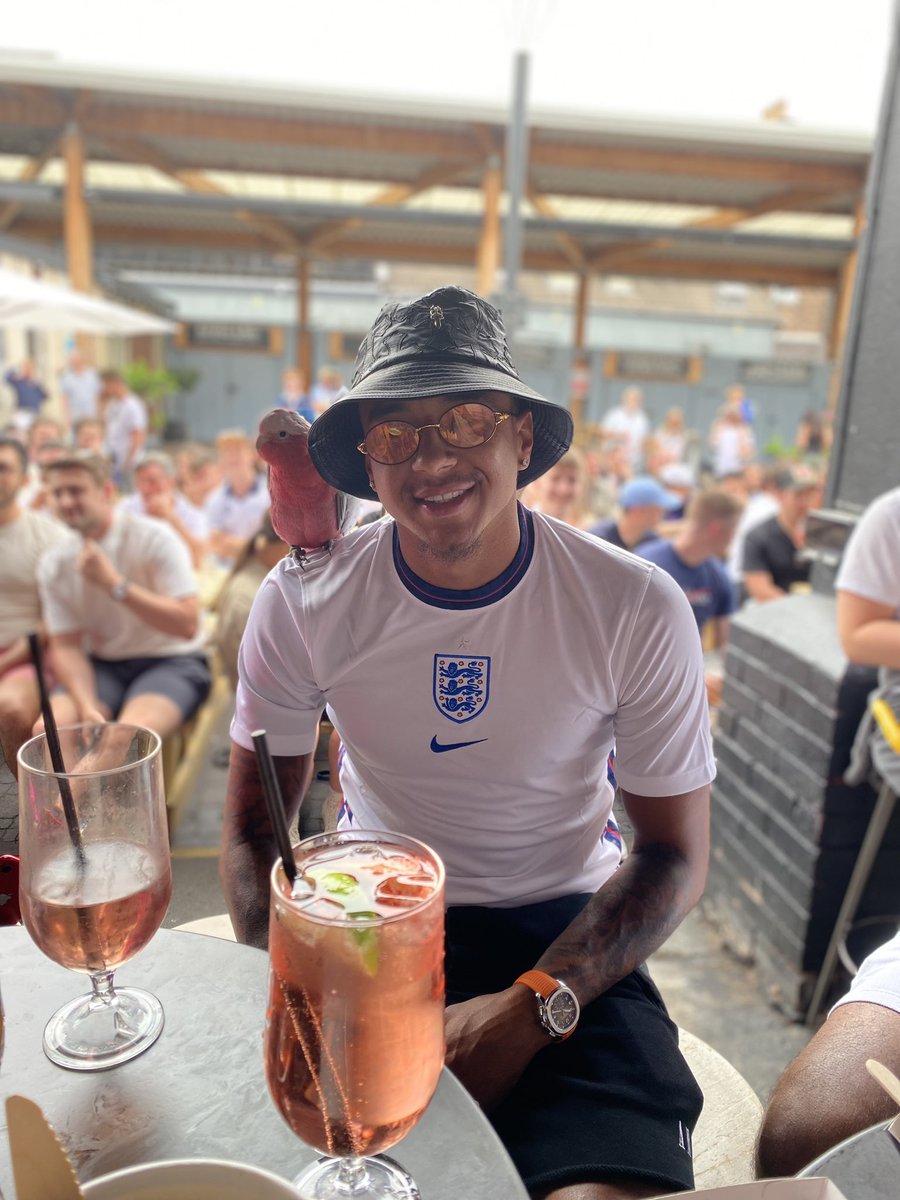 vsrsus's tweet photo. Jesse Lingard watching game wearing a Declan Rice jersey ⚒ https://t.co/KwRVe7jlln