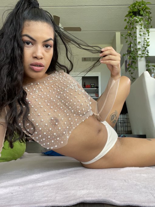 I&rsquo;m back baby 🥰 https://t.co/hYeaNMzU0t