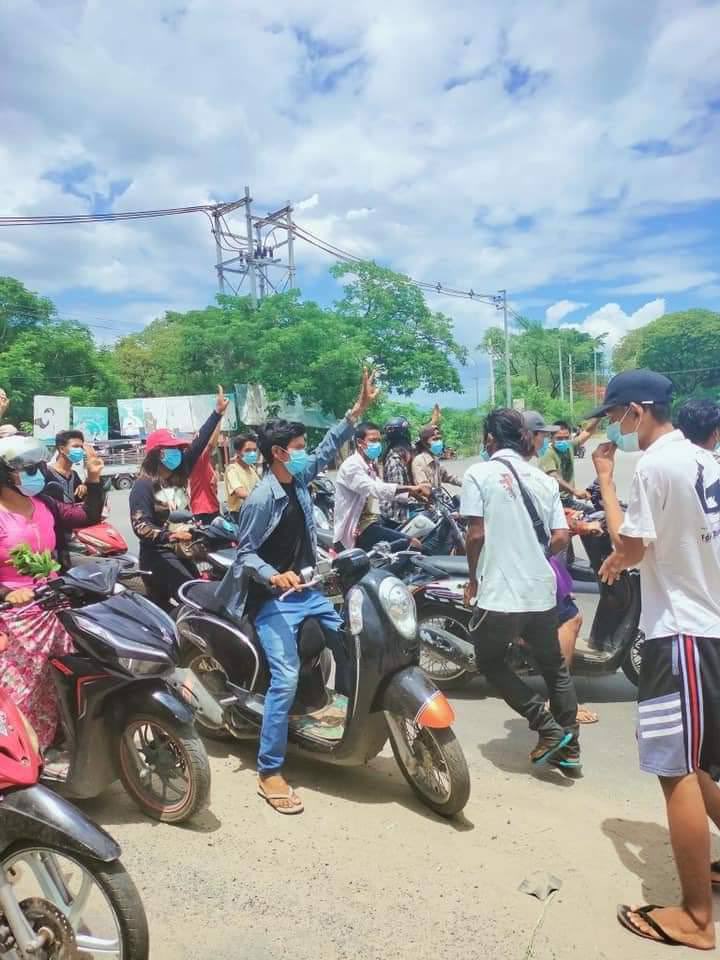 Natasha230121's tweet photo. Combined forces of Mandalay Jewelery Traders and Brokers gathered to staged a protest demanding for the immediate fall of Bloodthirsty Junta.  
#June13Coup #WhatsHappeningInMyanmar https://t.co/AtSSdlX3Ua