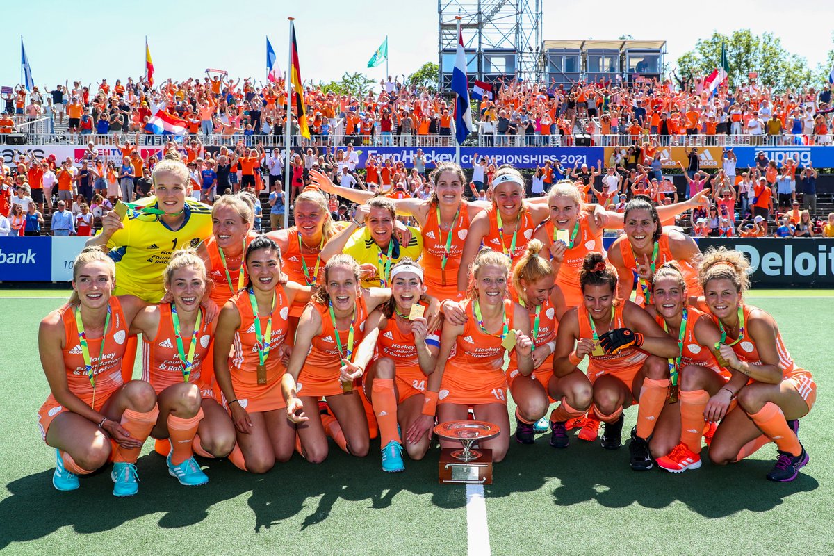 oranjehockey's tweet photo. De Oranje Dames hebben nog de hele middag en avond om na te genieten van de elfde EK-titel in de historie en de derde op rij! 🏆🧡

Verslag 👉 https://t.co/0cU8Le5Gpb https://t.co/Vp3AfQ55Af