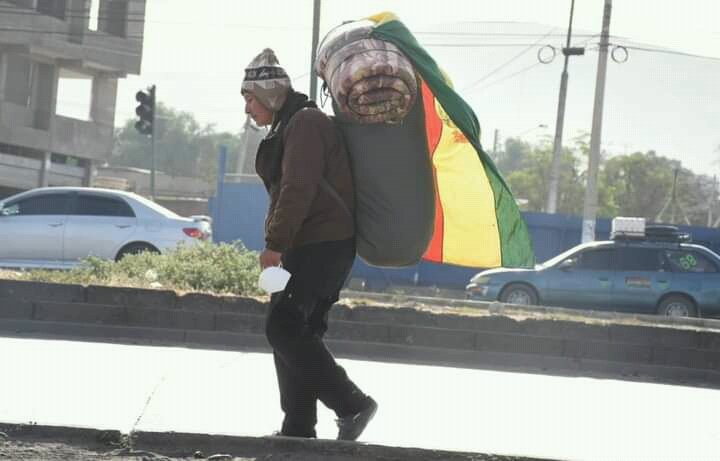 lainsurgente1's tweet photo. Un señor hace un viaje desde #SantaCruz a pie hasta #LaPaz  es su manera particular de protestar ,pidiendo devolución de aportes a las #AFPs https://t.co/BMaX70Jvkz