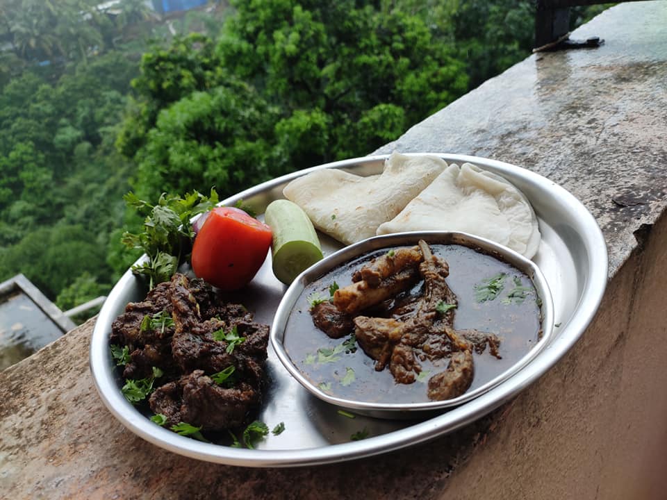 PuneGenIn's tweet photo. ❤  काळ्या वाटणातील झणझणीत मटण रस्सा, मटण सुक , आणि  भाकरी..!! 😋😋🙌🙏

कसा वाटला बेत..???😊😊 https://t.co/qTJFHByvEl
