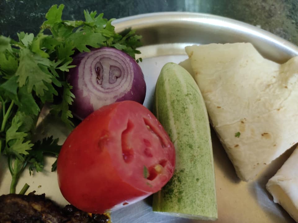 ❤  काळ्या वाटणातील झणझणीत मटण रस्सा, मटण सुक , आणि  भाकरी..!! 😋😋🙌🙏

कसा वाटला बेत..???😊😊