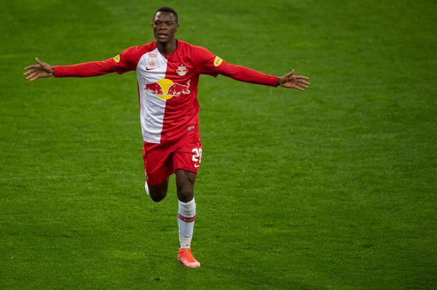 Leicester City, RB Salzburg'un 22 yaşındaki Zambiyalı forvet oyuncusu Patson Daka'yı transfer etme yarışında Liverpool, Chelsea ve Tottenham'a katıldı. (Sunday Express) #LeicesterCity #RBSalzburg #Liverpool #Chelsea #Tottenham #PatsonDaka #transfergelişmesi #transfergundemi