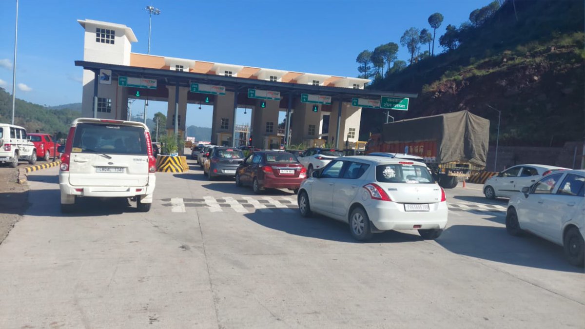 thetribunechd's tweet image. Rush at #Parwanoo barrier as tourists head #HimachalPradesh tribuneindia.com/news/himachal/…