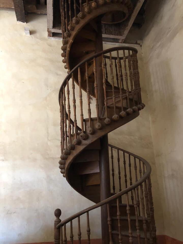 andregrupo's tweet photo. Hacienda Soapayuca Estado México, el dueño original de esta hacienda fue Nicolás Campero mejor conocido como el 5.  marqués del apartado, Conde de Alcaraz. Maximiliano de Habsburgo le regaló al hacendado las escaleras talladas en madera traída de Bélgica. https://t.co/EXUgMB0s7s