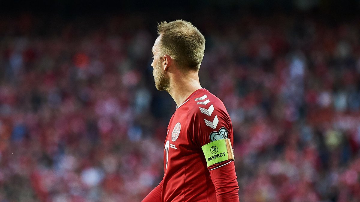 MundoEConflicto's tweet photo. "Christian Eriksen estuvo muerto un momento. Hubo un paro cardíaco y fue revivido con una descarga de un desfibrilador" - Boesen, médico de la selección danesa.

https://t.co/aqzCrMHCIE