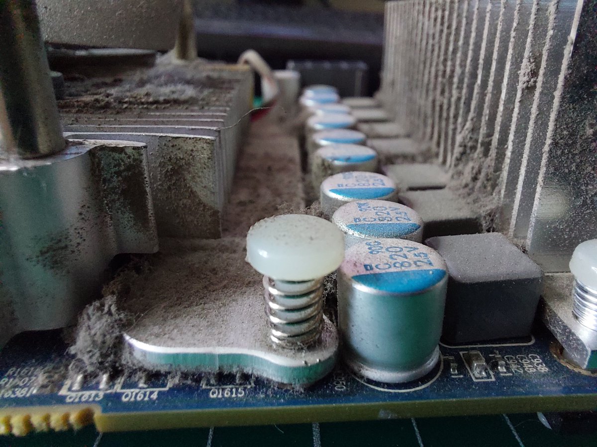 classicvga1's tweet photo. Cleaning time, dust dust over time...
#radeon #classicvga #hd4850x2 #retropc #gaming #amd https://t.co/TpZ62QGutM