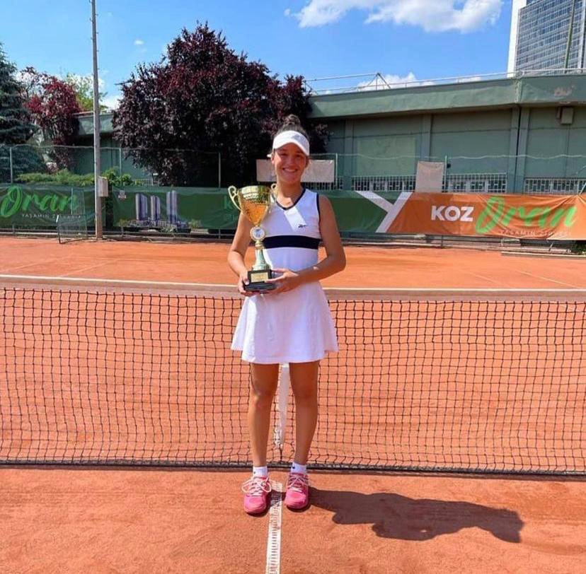 🥇Tebrikler Defne! 👏🏼

Bursa Bademli Kampüsü 9. Sınıf öğrencimiz Defne Aslanbaş Ankara’da düzenlenen Türkiye Tenis Federasyonu U14 Milli Takım Seçmeleri Turnuvası’nda 1. oldu ve Milli Takıma seçildi.🇹🇷

Sevgili öğrencimizi tebrik ederiz.