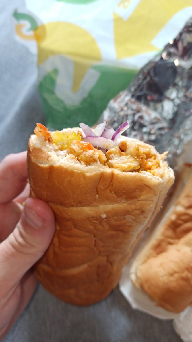 BLUCHIP_STUDIO's tweet photo. @SubwayUK

So your manager phoned to say they don't have any nacho chicken and ask if I wanted it subbed for something else I decided to go with toasted chicken tikka on tiger bread! 

Delivery arrives I have plain Italian bread phone back manager who says who they should have https://t.co/FI9HnbXZ6t