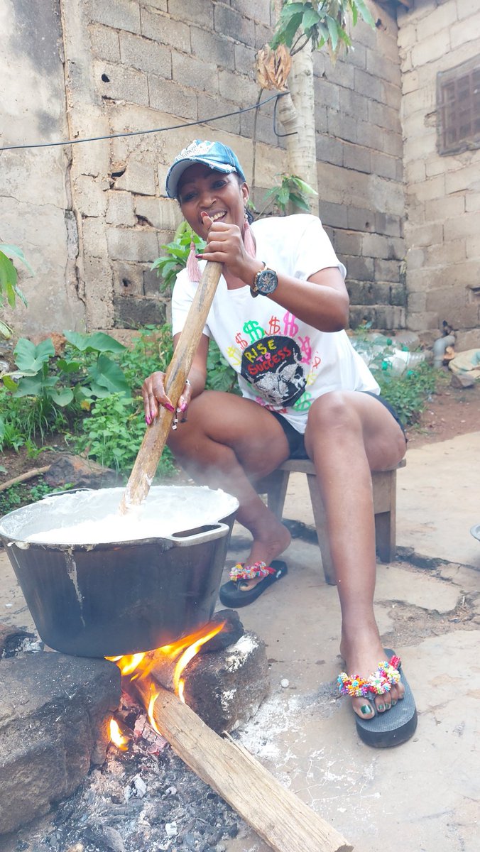 jocelyne_bizart's tweet image. Bon dimanche mes Bizamours 😍
Je suis bien posé chez moi Cameroun 🇨🇲  où je vous concocte ce met de chez nous😊😊
Pour tout évènement/Spectacles et autres... je réponds au+237 675334349 /655940316

#Jobiz #yunika #samuser