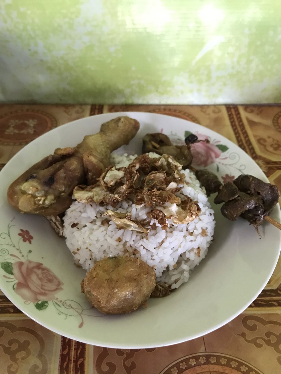 uthiekusuma's tweet photo. Pas ngecek galeri liat lagi foto nasi tutug oncom ciseke. Hampir 10thn ga ke tempat itu &amp; kemarin sempetin kesana buat makan menu favorit disana 💛 ini piring punya @alvinglenn btw 😁 https://t.co/v8izy6GMYm