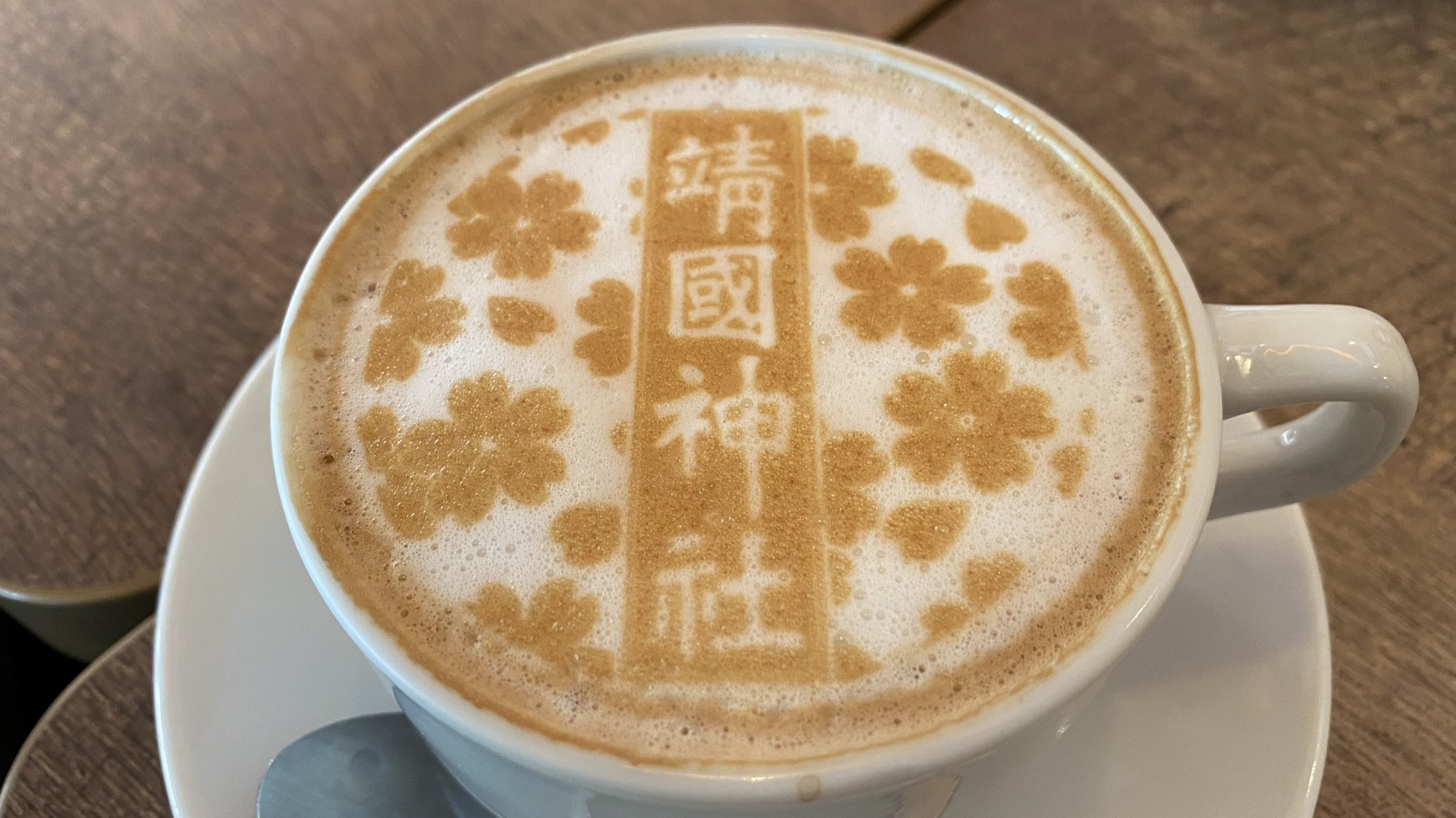 畏れ多くて飲めない 靖国神社のカフェで注文できるラテアートがガチすぎるｗｗｗ えのげ