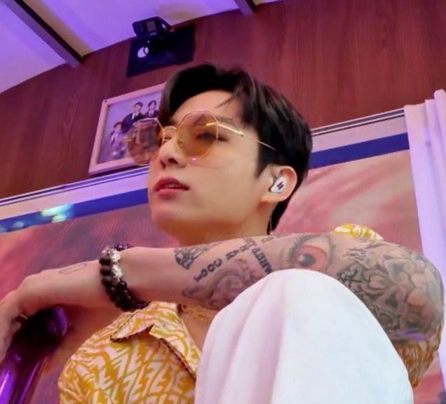 Taebae_sMomma's tweet photo. Mafia boss Jungkook on summer vacation (make it sea beach) 🥺🏝🏖
#BTSMusterSoWooZoo
#BTS 
#BTSARMY 
#BTS_Butter https://t.co/1smll3cgr4
