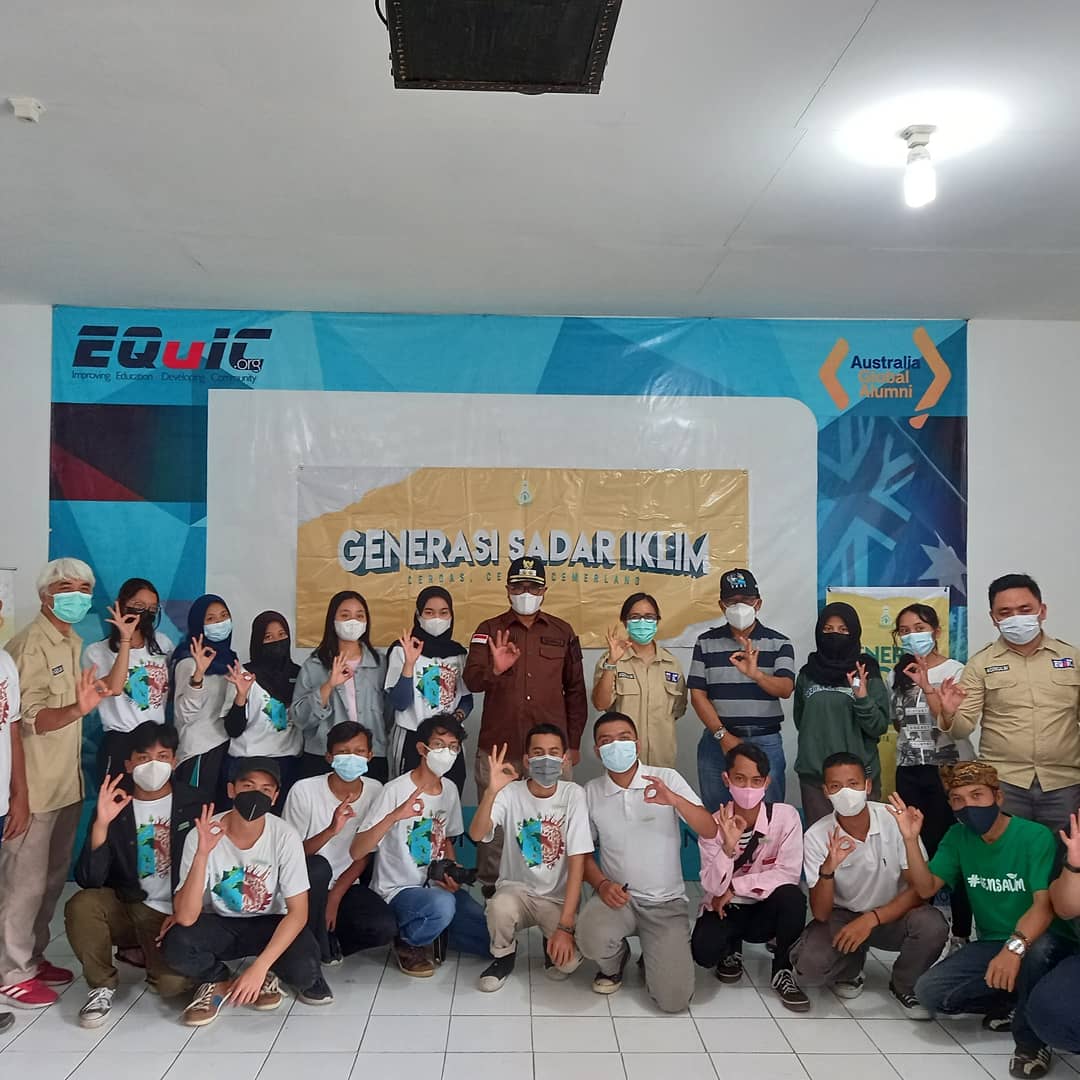EQUICINDONESIA's tweet photo. Serah terima &amp; tanam bibit Pulai, dialog antara @equicindonesia, @gensalim, @dpw_hpai.malangraya dgn Wawali Kota Malang @sofyanedijarwoko (13/6/2021)

Sinergi &amp; kerja sama utk mitigasi perubahan iklim. Terima kasih atas kerja sama semua pihak.

#climatechange  #climatemitigation https://t.co/RDYdVmeMU8
