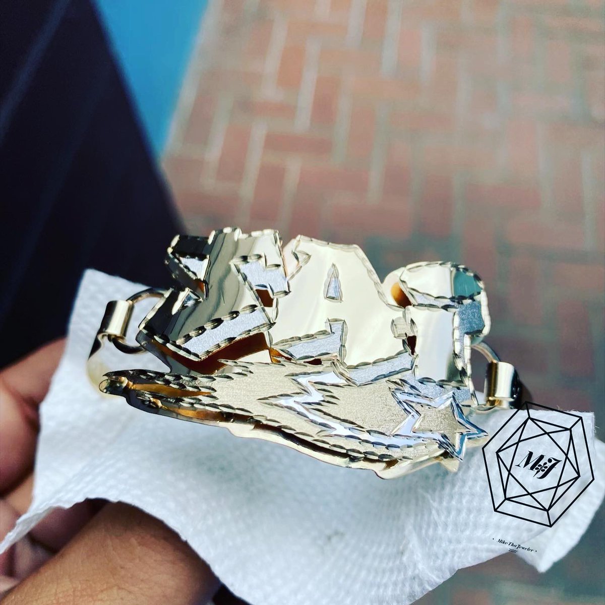 Tha_Jeweler's tweet photo. GOOD MORNING! 

Client came in, said he want two bracelets and he want them unique and BIG. 

Guess what we did..

BROUGHT HIS IDEA TO LIFE💯🙏🏼‼️🔥

#14kgold #custom #handmade #foreverhumble #theresalotidontpost #ammofordays #shoutstomyclient #timewaitsfornobody⏰⏳ #ilovemyjob https://t.co/wACsr5XbBv