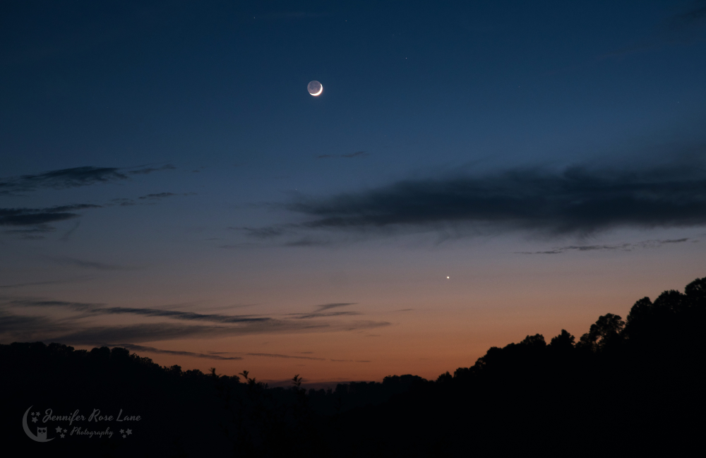 Jens_Starry_Sky's tweet photo. I had a lovely photo shoot with the moon and Venus yesterday evening ๐๐โจ #ThinMoon #CrescentMoon #EveningSky #Venus https://t.co/N4W8VJzwtB