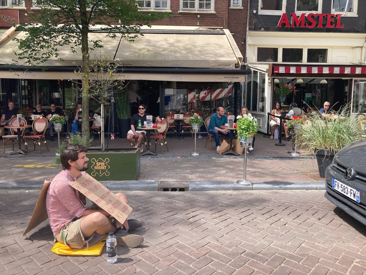 Lekker de weg blokkeren, en auto's met draaiende motor laten wachten... Dé logica voor een beter klimaat 🤣🤣🤣🤣 

#wegblokkade #Amsterdam #klimaat #ClimateAction #RebelionOfOne #rebellion21