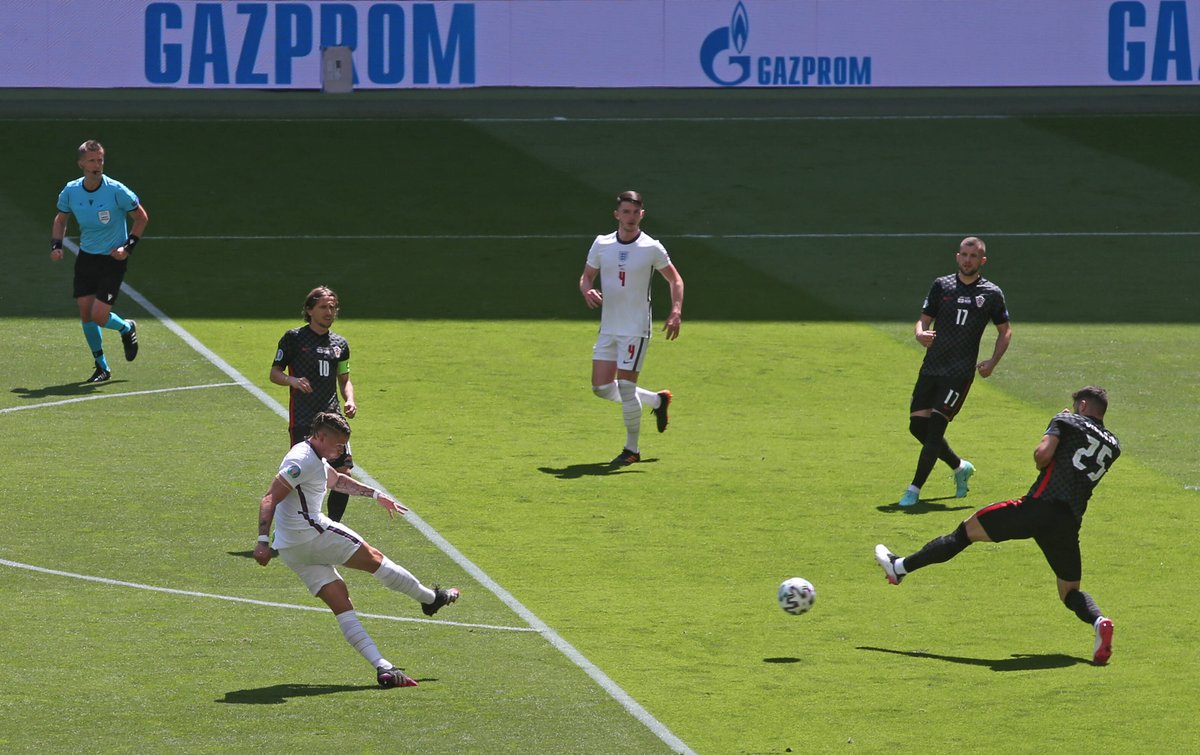 FIFAcom's tweet image. 🗓️ 2020: Playing in the English 2nd tier
🗓️ 2021: Dazzling at #EURO2020 

🤩 Even the original Pirlo must have been impressed with the &apos;The Yorkshire Pirlo&apos; today

@Kalvinphillips | @England