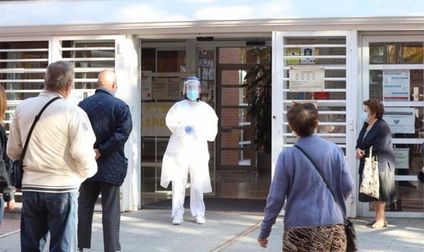 redaccionmedica's tweet photo. #Vírico | Un facultativo de Urgencias 🚨 relaciona la llegada masiva de pacientes con el abandono de los centros de salud.

🗣️ "El maltrato a #AtenciónPrimaria repercute en toda la cadena sanitaria"

https://t.co/s8d7goZ58G https://t.co/w7kEkGRJog